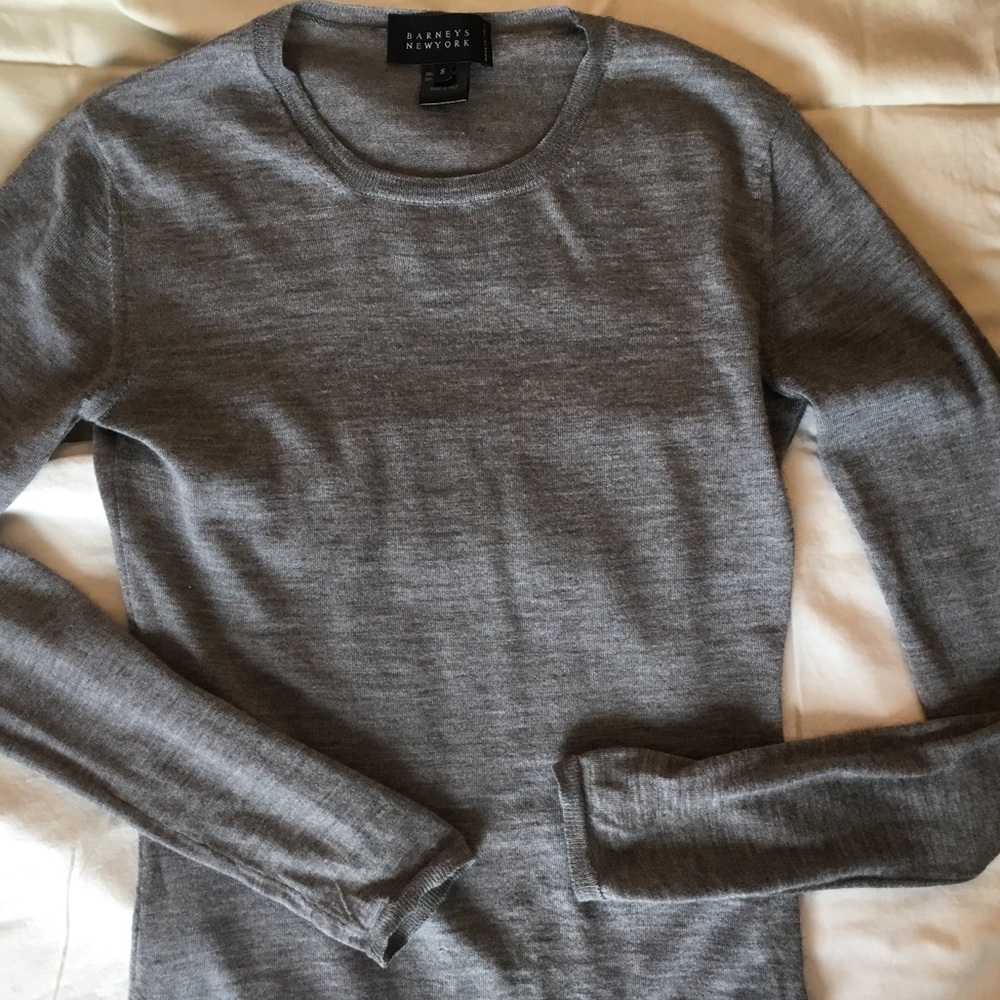 Barney’s New York cashmere sweater EUC